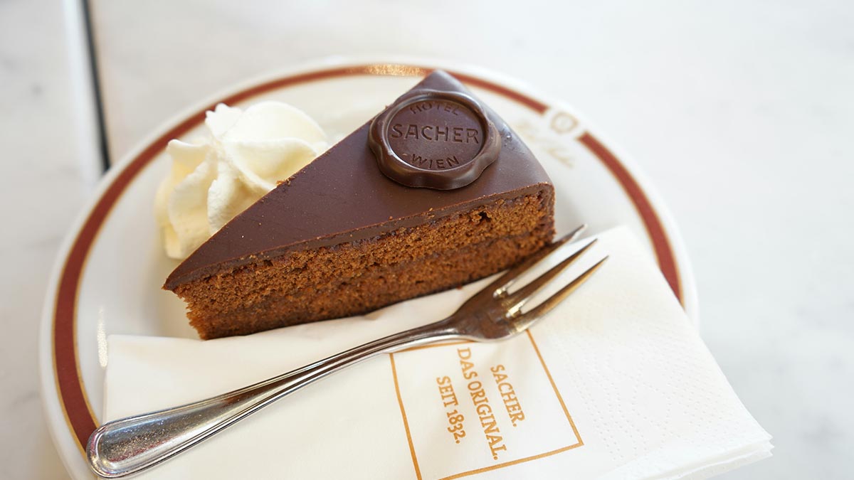 Die traditionelle Sachertorte darf natürlich bei einem Besuch in Wien nicht fehlen.