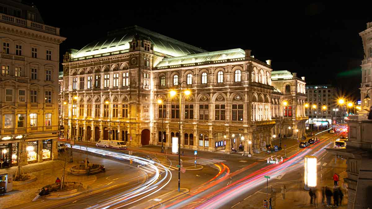 Gerade zur Ballsaison erscheint die Stadt in besonderer Atmosphäre, wie hier die Staatsoper Wien.